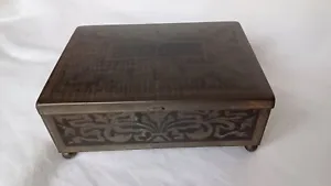 VINTAGE/ANTIQUE ORIENTAL DECORATIVE METAL BOX WITH WOODEN LINING & FEET - Picture 1 of 5
