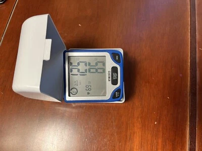 Monitor de presión arterial de muñeca Homedics con sensor de posicionamiento Foto 1 de 2