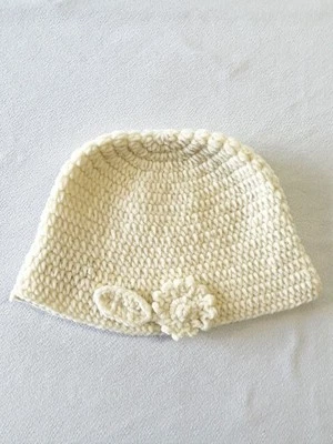 Gorro tejido con detalle floral para mujer Scala Collezione en marfil - OS Foto 1 de 3