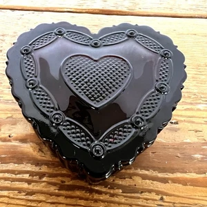 AVON 1876 CAPE COD RUBY RED GLASS HEART SHAPED TRINKET BOX VALENTINE - Picture 1 of 10