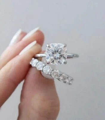 Juego de anillos de compromiso de plata 925 de diamantes creados en laboratorio con cojín blanco de 2,61 quilates Foto 1 de 4