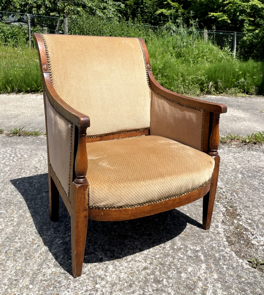 Bergère fauteuil en noyer 1820-30 - Photo 1/4