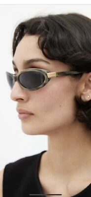 Gafas de sol Chanel vintage negras con doradas  Foto 1 de 3