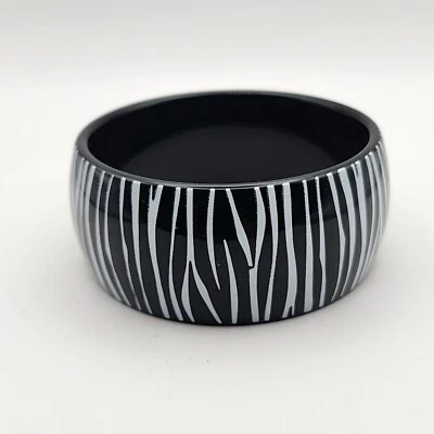 Brazalete brazalete brazalete de plástico blanco y negro con estampado de cebra de moda Foto 1 de 4