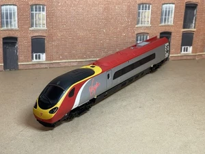 Hornby Calibre OO Modelo Ferrocarril Trenes Virgen Pendolino Autocar Necesita TLC - Imagen 1 de 11