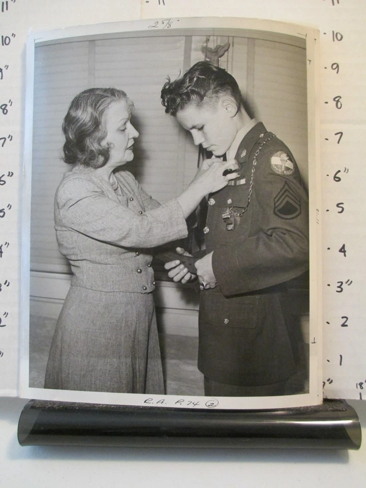 Foto del programa de radio de televisión NBC 1948 CONSECUENCIAS DE LA VERDAD Lizabeth Scott niño ROTC Foto 1 de 1