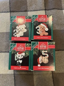 Hallmark Andenken Ornamente Kinderalter Sammlung Bären Lot Alter 2-5 mit Boxen - Bild 1 von 2