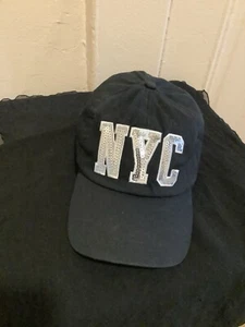 Gorra Victoria Secret rosa negra. - Imagen 1 de 3