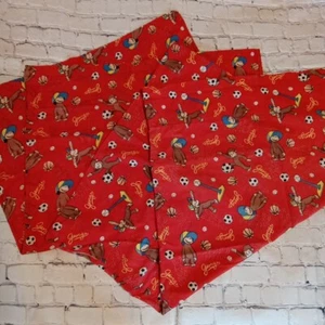 Juego de 2 fundas de almohada Curious George rojas hechas a mano en excelente estado usadas en excelente estado - Imagen 1 de 7