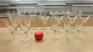 DOROTHY C. THORPE 18 Stück Cocktailgläser mit ausgestelltem Rand, 4 Größen signiert DCT - Bild 1 von 6