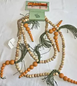 EASTER GARLAND CARROTS AND WOODEN BEADS 6 FEET NIP - Picture 1 of 3