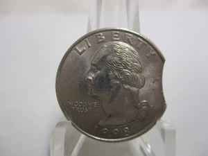 Error 1998 Washington Quarter 5% Curved Clip @ 4 O'clock Uncirculated Condition - Picture 1 of 2