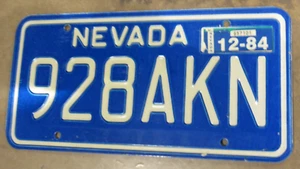 Matrícula vintage azul y blanca de Nevada 1984 - 928AKN años 80 - Imagen 1 de 2
