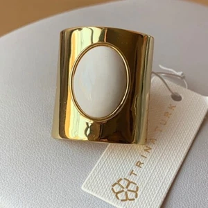 TRINA TURK Goldton und weißer Achat/Onyx Ring - Bild 1 von 10