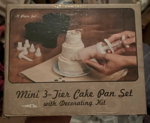 Giftco Mini 3 Ebenen Kuchenform Set mit Dekoration Kit (11 Stück) Neu aus altem Lagerbestand Brandneu in OVP versiegelt - Bild 1 von 3