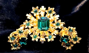 Coro Brooch Matching Screwback Earrings Green Baguette Glass Rhinestones VTG - Picture 1 of 12