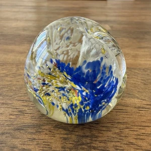 Vintage handgefertigter Glas Briefbeschwerer gelb & blau Blumenmuster 2" rund - Bild 1 von 6