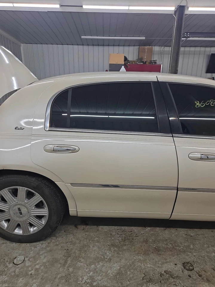 Used Rear Right Door Assembly Rear Side fits: 2003 Lincoln & TOWN CAR 117.7`` WB Foto 1 de 4