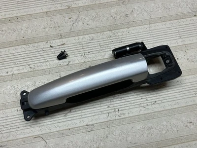 Левая передняя серебристая внешняя ручка со стороны водителя для Suzuki SX4 2007-2013 годов выпуска от оригинального производителя б/у - Изображение 1 из 4