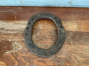 Ferro di cavallo vintage antico tondo chiuso ghisa metallo 6” lungo per 5” largo - Foto 1 di 6