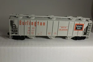 Burlington HO Scale 3 Bay Covered Hopper #85117- Metal Wheels + KD Couplers - Picture 1 of 3