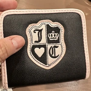 Juicy Couture Queen Of Everything Black w/ Pink Trim Small Zip Around Wallet NWT - Picture 1 of 7