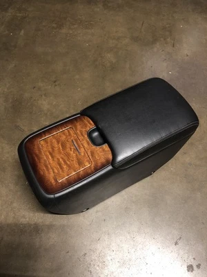 Infiniti QX56 QX80 2011-2019 SEGUNDA FILA CONSOLA CENTRAL TRASERA REPOSABRAZOS COMPARTIMENTO TAPA Foto 1 de 4