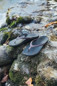NUEVO CON ETIQUETAS Sandalias OluKai Ho'opio Chanclas Malva Kapa/Negro EE. UU. 6/UE 36 Soporte para Arco - Imagen 1 de 8