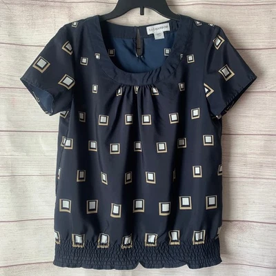 Blusa Sag Harbor Azul Marino Cuadrada Patrón Geométrico Cerradura Botón Espalda Talla Pequeña Foto 1 de 4