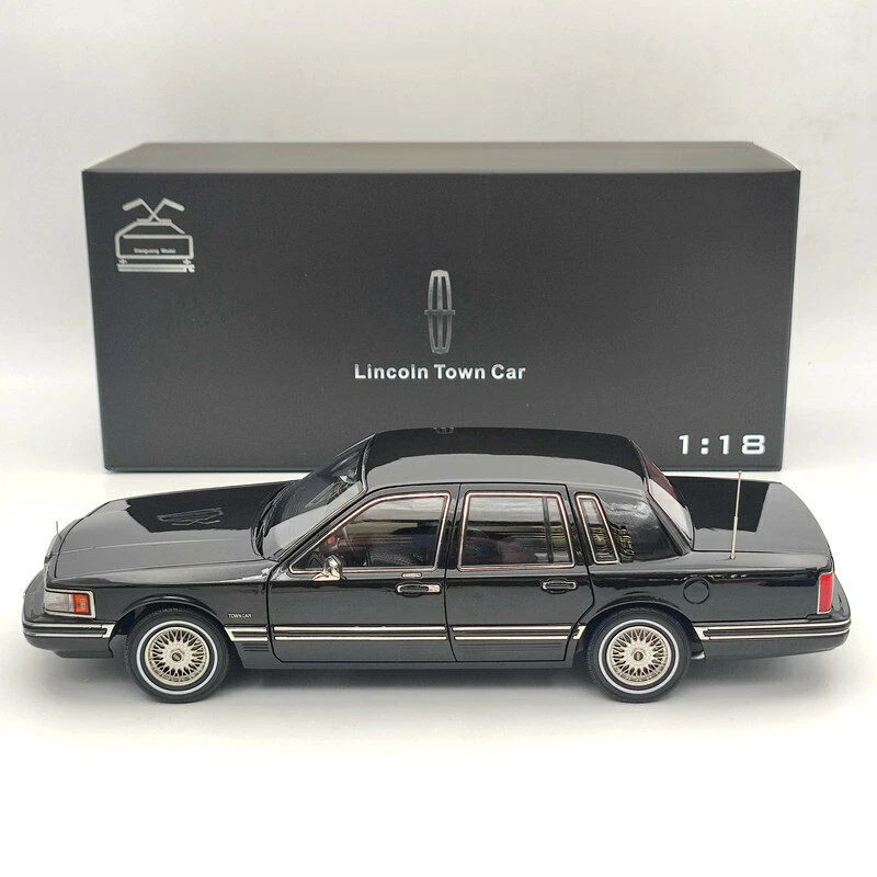 1/18 Lincoln Towncar V8 1993-1995 Super Diecast model (Leather seat) - Image 1 of 4