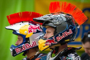 Red Suction Cup Motorcycle Helmet Mohawk Warblade Warhawk  - Picture 1 of 2