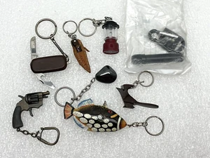 LOTE DE LLAVEROS CAMPING CAZA PESCA CUCHILLO PISTOLA LINTERNA LINTERNA - Imagen 1 de 7