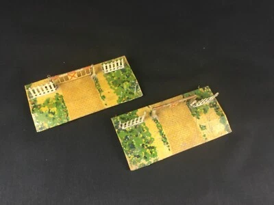 Lot de 2 anciens jouets Meccano Hornby train barrière passage à niveau  tôle - Photo 1/4