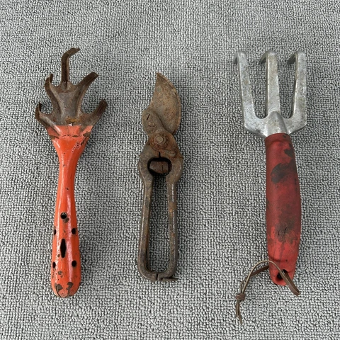Lot Of  3 Vintage ￼ Garden Tools ￼Trowel Claw Shears Weed Puller True Temper Cover