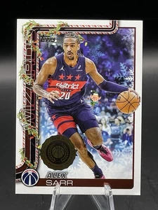2025-26 Topps Holiday #HE-AS -Alex Sarr All Rookie Hidden Elf Variation SP Wash - Imagen 1 de 6