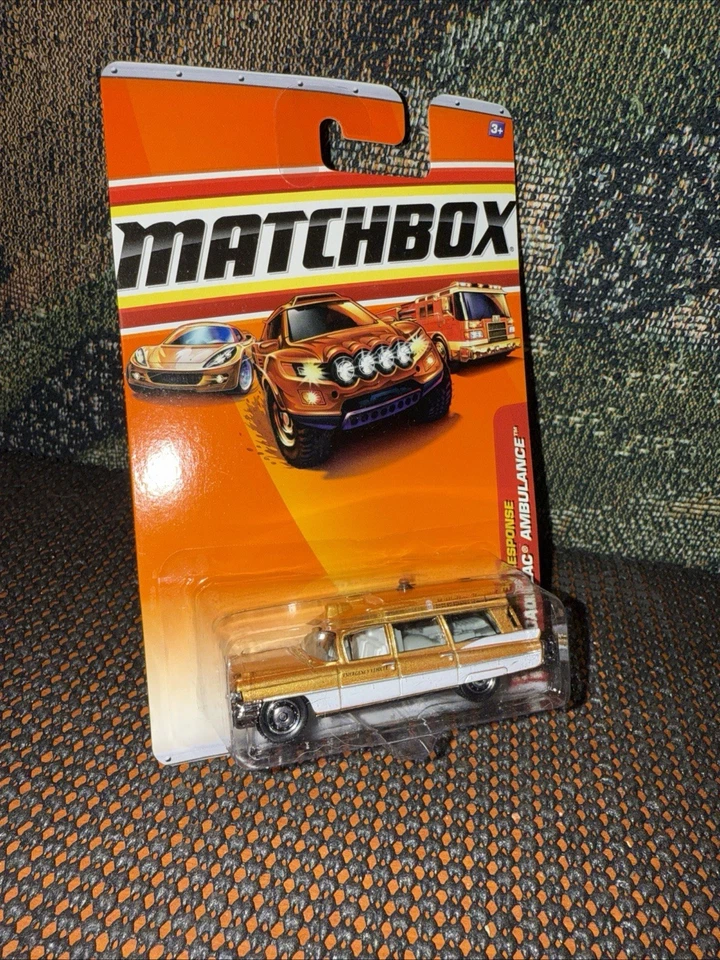 Ambulancia Cadillac Matchbox 1963 escala 1:64, de 2009, dorada, 55/100, emergencia Foto 1 de 1
