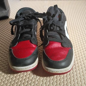 Nike Air Jordan 1 Low Top GS schwarz weiß feuerrot Schuhe 553560-063 Jugend Größe 4Y - Bild 1 von 6