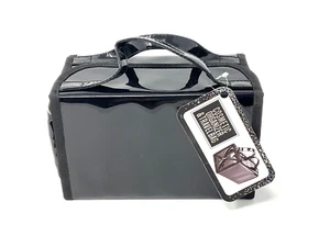 (C) Organizador de cosméticos y bolsa de viaje Macys de vinilo negro nueva con etiquetas - Imagen 1 de 4