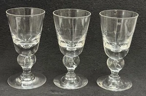 Set aus drei signierten Steuben 7877 Collection 5 3/4" Claret Teardrop Weingläsern - Bild 1 von 9
