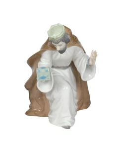 NAO BY LLADRO #413 KING MELCHIOR WITH CHEST BRAND NIB NATIVITY CHRISTMAS FREE SH - Picture 1 of 9