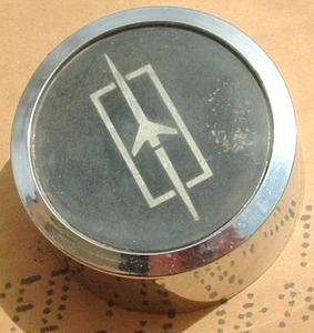 '70's-'80's Cutlass/442/Hurst Snap On Ralley Center Cap Used OEM (4863) - Picture 1 of 4