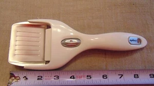 ZYLISS WHITE ADJUSTABLE VEGETABLE/POTATO PEELER VERY NICE!! - Picture 1 of 3