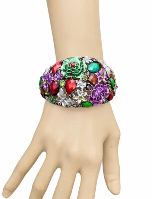 Pulsera informal llamativa de flores y mariposas multicolores de 2" de ancho con pedrería Foto 1 de 3