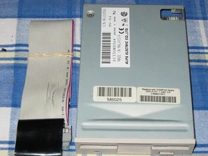 ALPS ELECTRIC CO.DF334N034A 1.44MB DC5V 1.0A FLOPPY DRIVE 188800-301 Compaq HP - Picture 1 of 2
