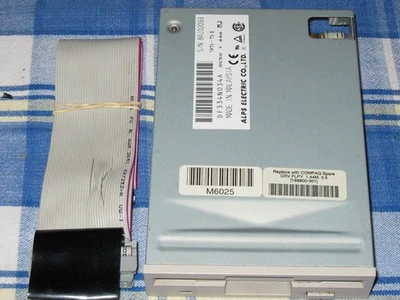 UNIDAD DE DISQUETE ALPS ELECTRIC CO.DF334N034A 1.44MB DC5V 1.0A 188800-301 Compaq HP Foto 1 de 2