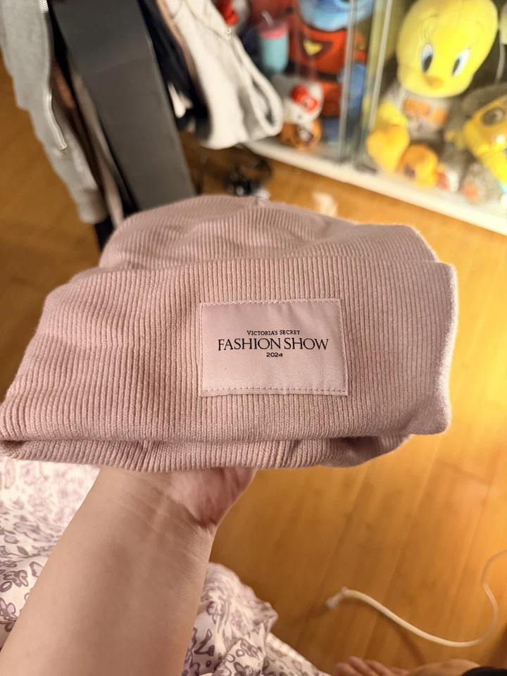 Victoria's Secret 时尚秀 2024 粉色无檐帽针织帽  — 第 1/4 张图片