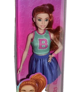 NUOVO! 2024 FASHIONISTAS BARBIE #232 PETITE RED HEAD #HYT90 ~ LA SCATOLA HA STRAPPI, LEGGI! - Foto 1 di 6