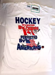 Cyrk Sport Herren T-Shirt Hockey erfunden von Kanadiern perfektioniert von Amerikanern - L - Bild 1 von 6