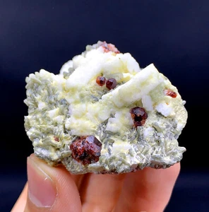 Rote Granat Kristalle Feldspat, Glimmer und Quarz, natürliches Granatpräparat - 66 Gramm - Bild 1 von 5