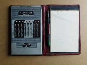 Addiator Rapid Rechenmaschine m Ledertasche, Block und Stift Rechenschieber - Bild 1 von 4
